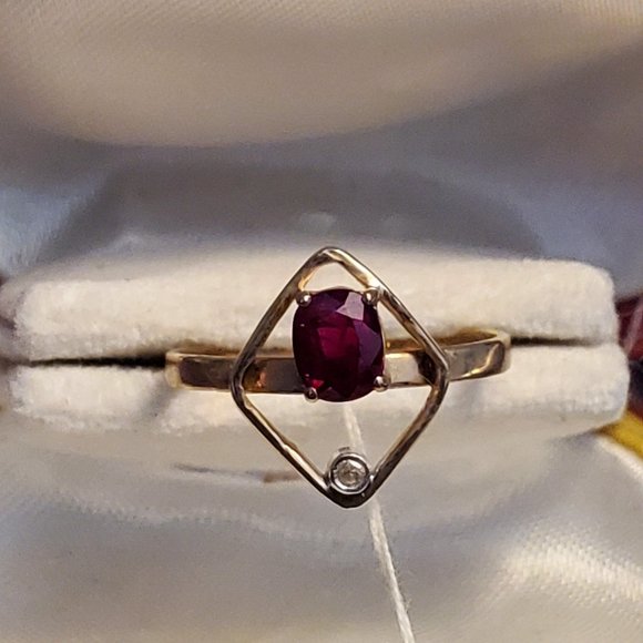 9K Gold Ring with gemstone (garnet) - Picture 2 of 13